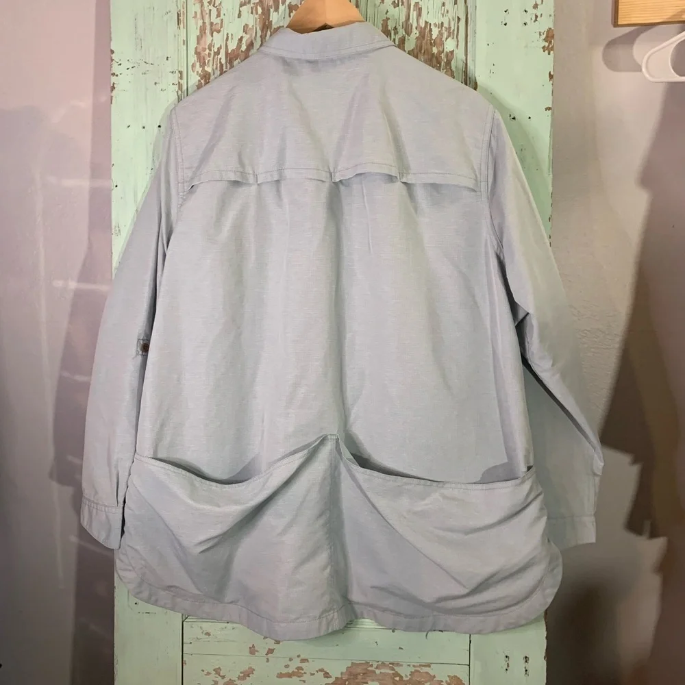Men’s Duluth Trading Co light blue long sleeve button up long sleeve shirt